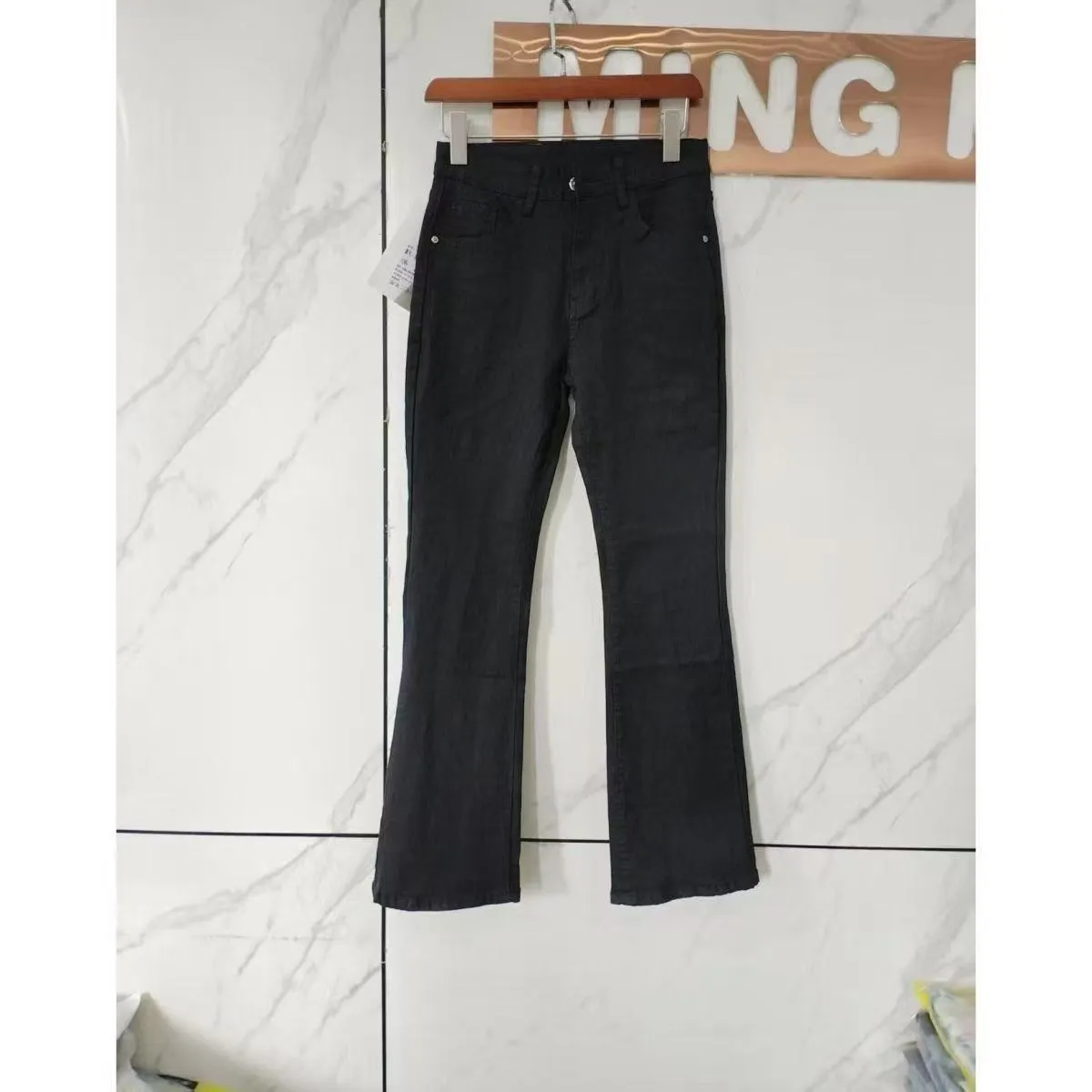 P176 Style No. Cc929 Chrome hearts high street patch jeans Chrome hearts vibe style versatile jeans are the most popular high street style at the moment. Made of beaded canvas fabric, heavy washing makes the upper body of the fabric more textured and the pants are tall and straight! The three-dimensional cutting of the whole trousers is a masterpiece! The beaded canvas fabric is thick and soft after washing. It has good breathability. Customized small leather label. Unique design. The details are in place, simple and elegant, and the workmanship is exquisite. The entire trousers are neatly routed and the details are in place! It’s so cool. It’s a genderless trend that both men and women can easily control. Color: Picture color. Sizes M-XXL